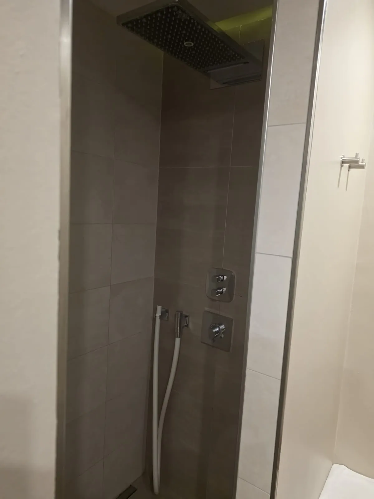 Dusche im Wellnessbereich von Massagepoint Frankfurt