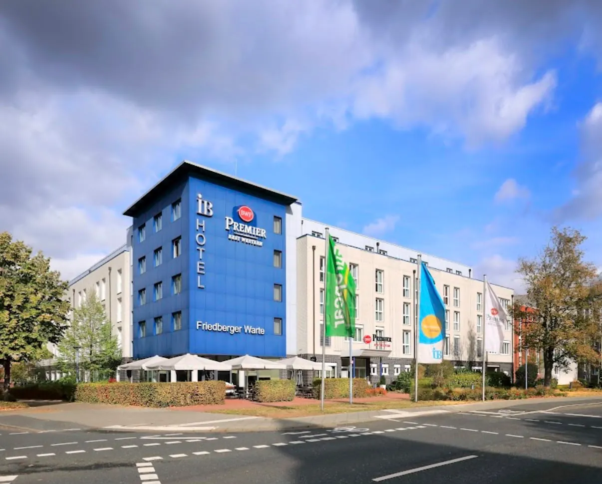 Außenansicht des Hotelgebäudes von Massagepoint Frankfurt