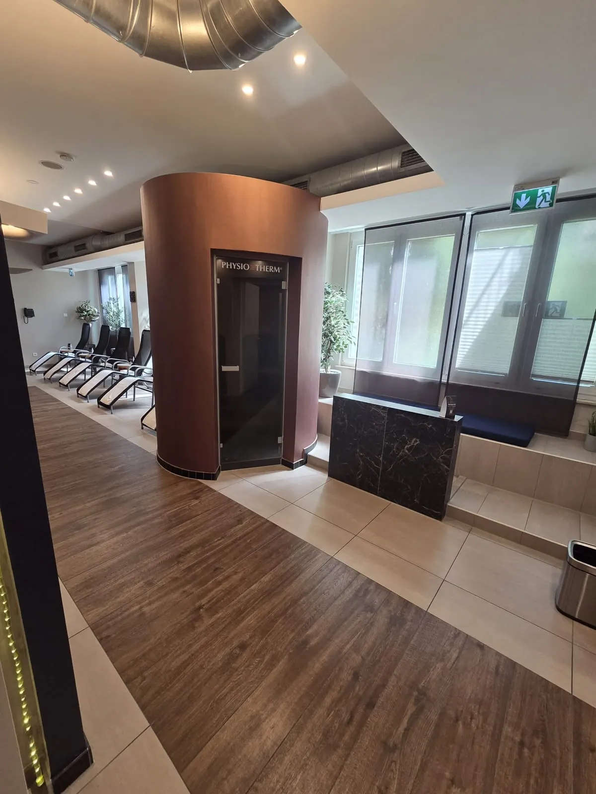Ruhebereich mit Blick zur Physio-Therm-Kabine bei Massagepoint Frankfurt