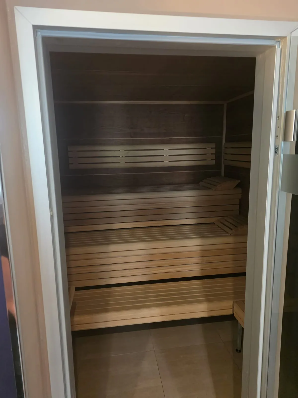 Saunainnenraum mit Holzbänken